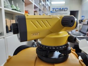 Sử dụng máy thủy bình đòi hỏi sự tỉ mỉ và tuân thủ đúng quy trình